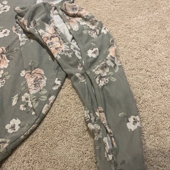 Maurice’s- Green Floral Shirt with Cut Out Long Sleeves - Picture 3 of 4